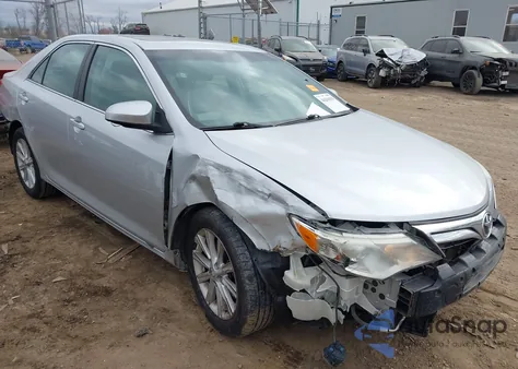 2014 Toyota Camry Xle z USA, uszkodzony, nr VIN 4T1BF1FK2EU826110